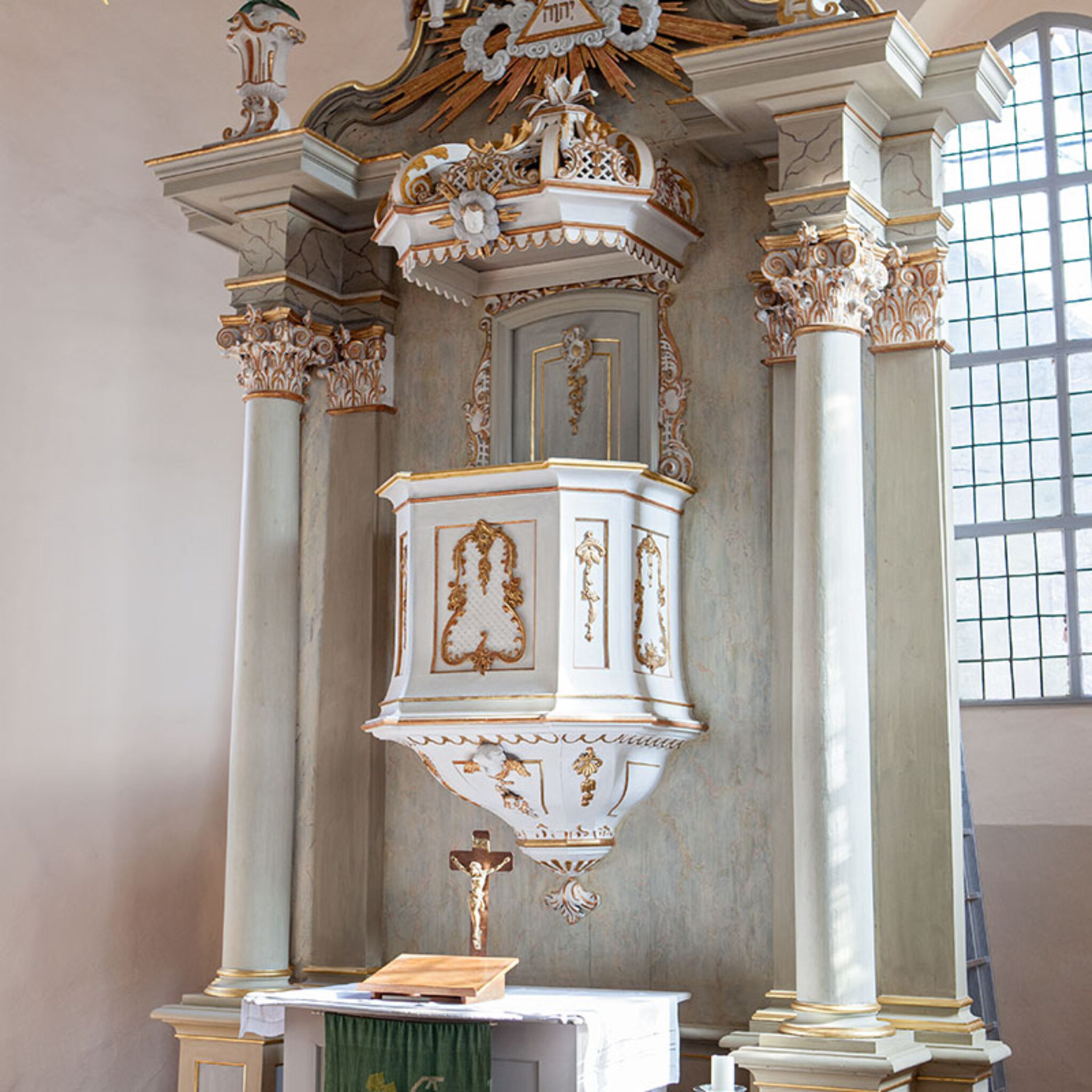 St. Lambertus-Kirche in Brück - Altar und Kanzel
