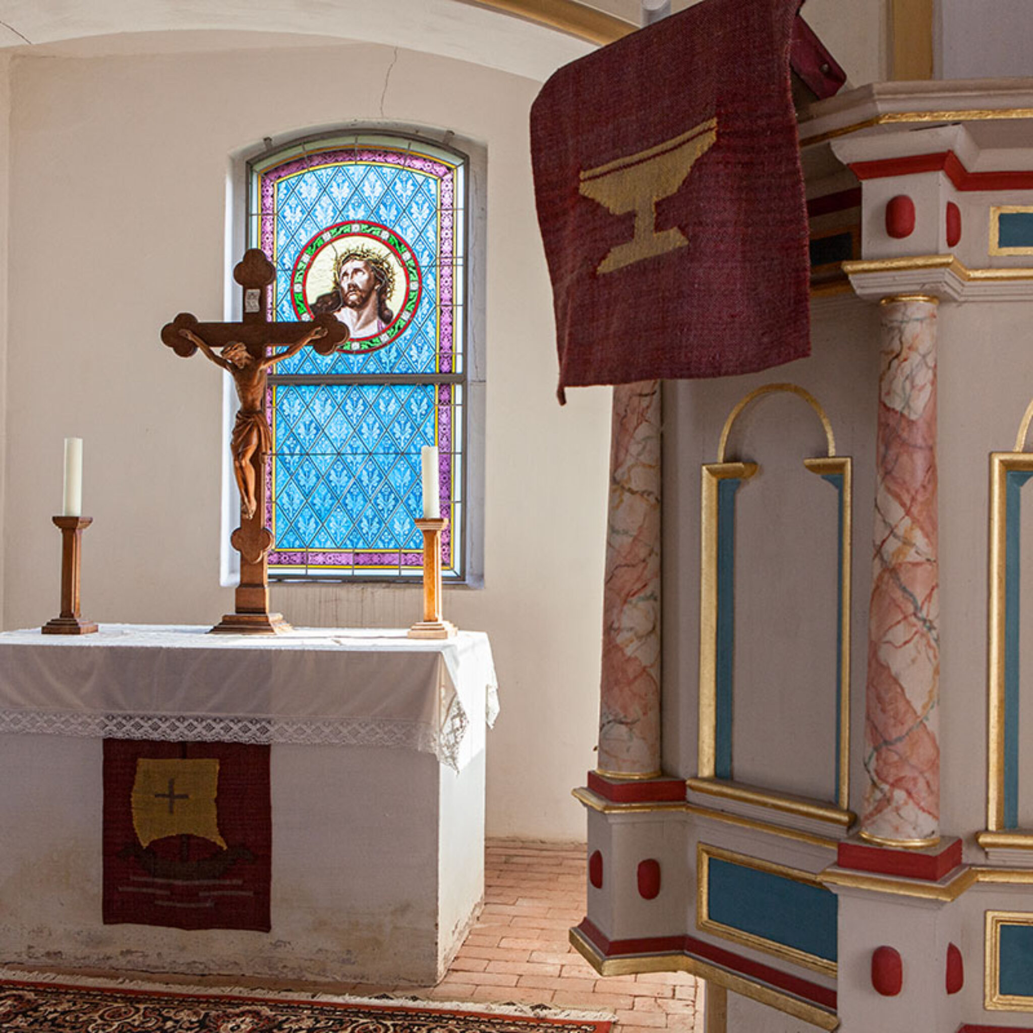 Die Kirche in Gömnigk - Altar und Kanzel