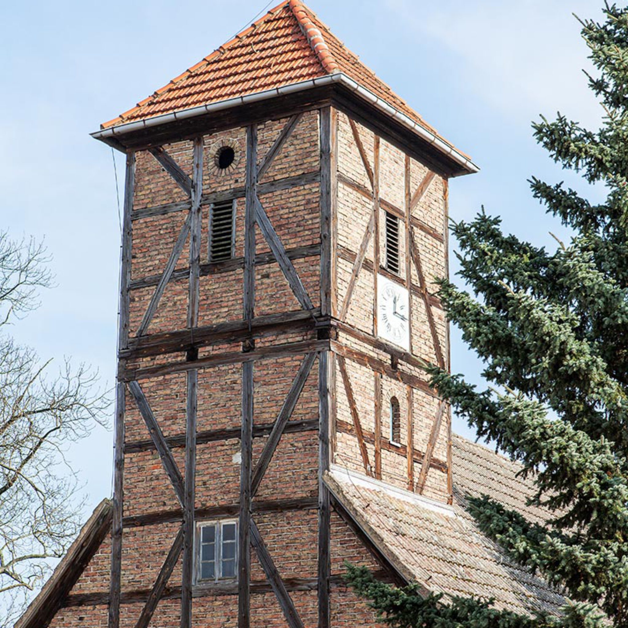 Die Kirche in Neuendorf - der Kirchturm.
