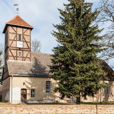 Die Kirche in Neuendorf - Aussenansicht