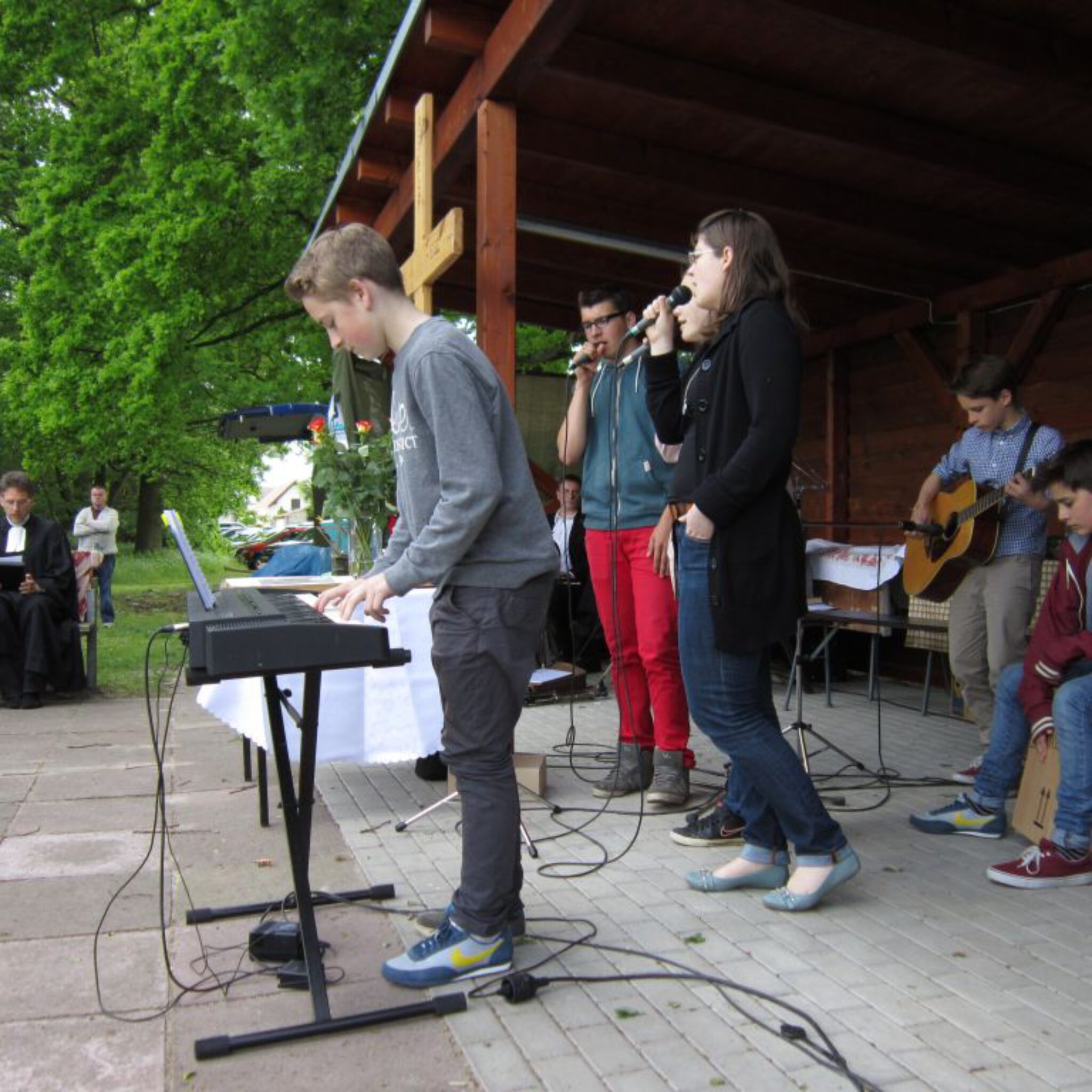 Jugendband mit getauschten Schuhen - Gemeindefest 2014
