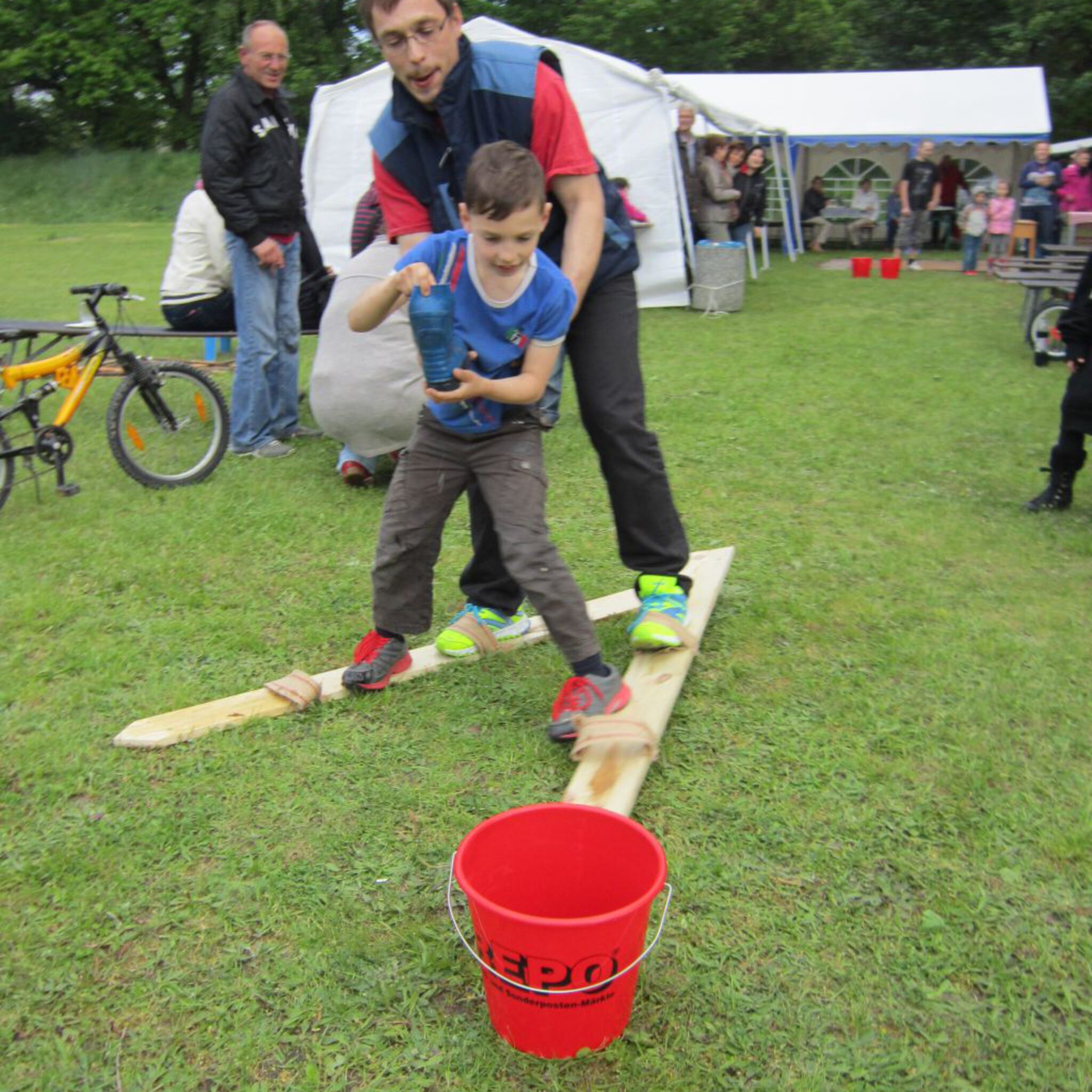 Stiefelwasserwettkampf mit Eimer - Gemeindefest 2014