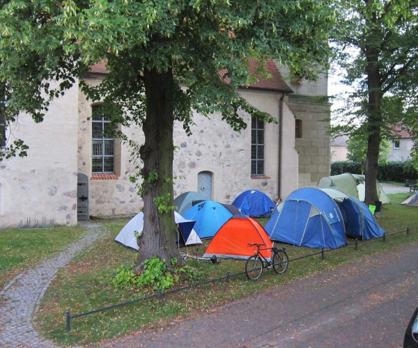 Kinder - und Jugendwoche 2014 in Brück: Zelten an der Kirche