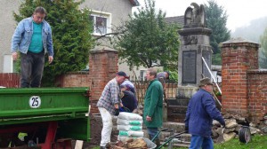 Arbeitseinsatz auf dem Friedhof in Gömnigk 2014