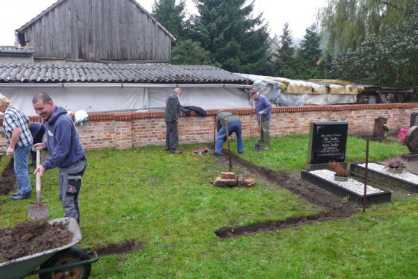 Arbeitseinsatz auf dem Friedhof in Gömnigk 2014