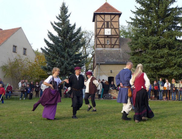Lutherfest Neuendorf - Tanz vor der Kirche