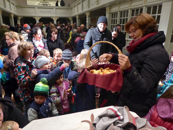Susanne Neubert von der Kita Planegeister verteilt Martinsgänse an jung und alt - 1. Martinsumzug 2014 von der Lambertuskirche in Brück