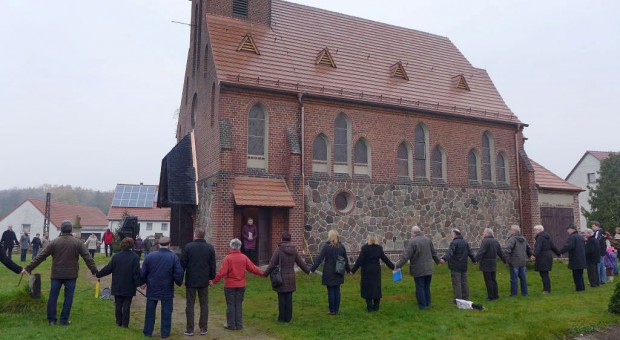 Die Gemeinde umarmt die Trebitzer Kirche