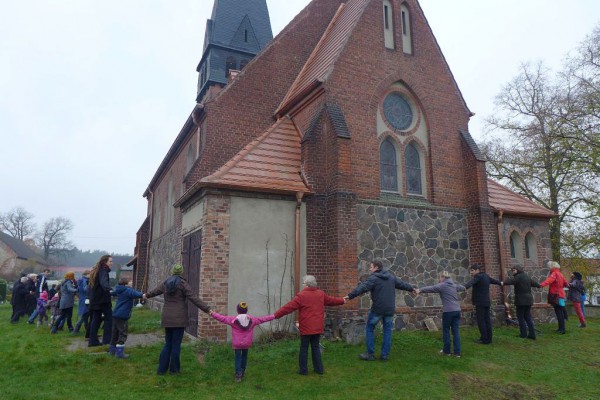 Die Gemeinde umarmt die Trebitzer Kirche