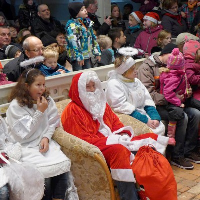 Konzert zum Adventsmarkt: der echte Weihnachtsmann mit seinen Engeln