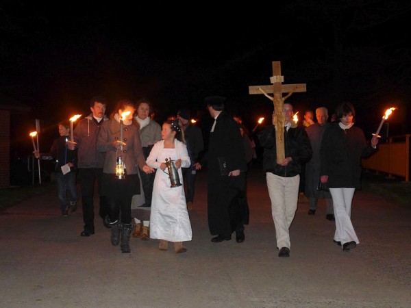 Osternacht in Trebitz 2015: Das Ostertaufwasser wird zur Kirche getragen