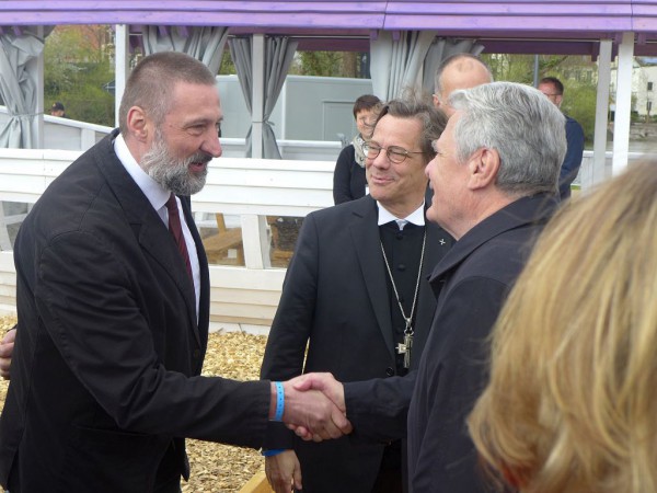 Sup Wisch begrüßt in Anwesenheit von Bischof Droege den Bundespraesidenten Gauck am BuGa-Kirchenschiff