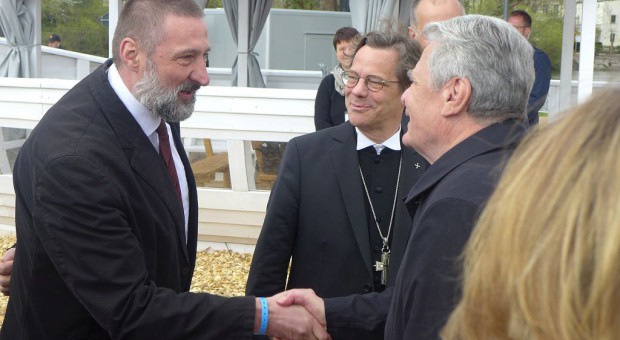 Sup Wisch begrüßt in Anwesenheit von Bischof Droege den Bundespraesidenten Gauck am BuGa-Kirchenschiff