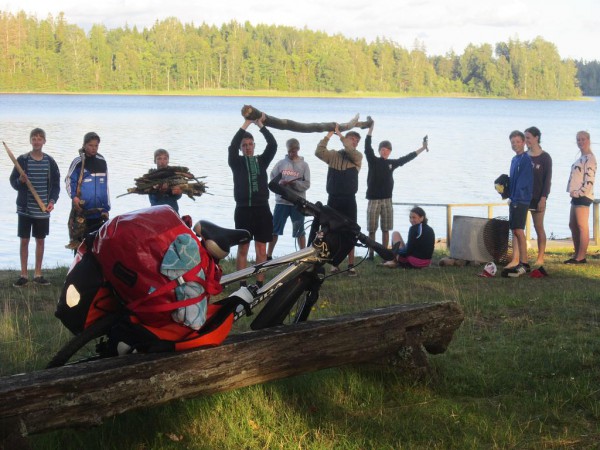 Schwedenfahrradfahrt 2015 - Holz sammeln für das Feuer