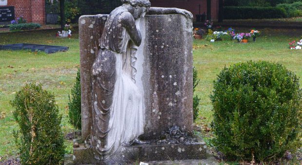Trauernde auf dem Friedhof Brück