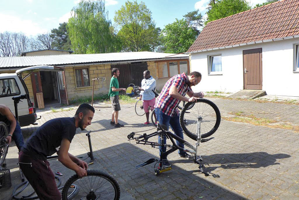 Fahrradselbsthilfe findet statt - Spende der Mittelbrandenburgischen Sparkasse
