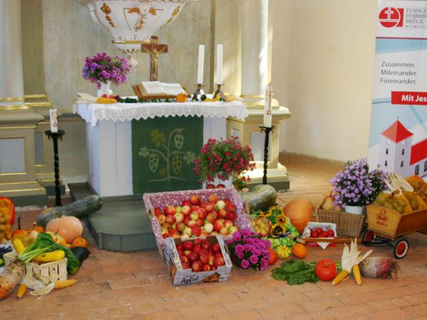 Erntedankfest - Erntedankgaben am Altar