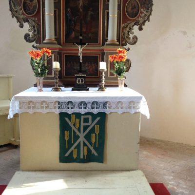 Neue Altardecke in der Kirche Brück Rottstock