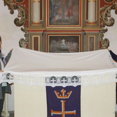 Neue Altardecke in der Kirche Brück Rottstock eingeweiht