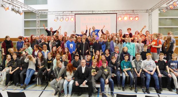 130 Teilnehmer auf einem Bild - Konfirmanden Camp in Mötzow 2017