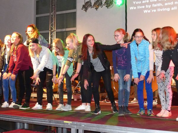 Immer wieder tanzen und singen auf der Bühne beim Konficamp - Konfirmanden Camp in Mötzow 2017