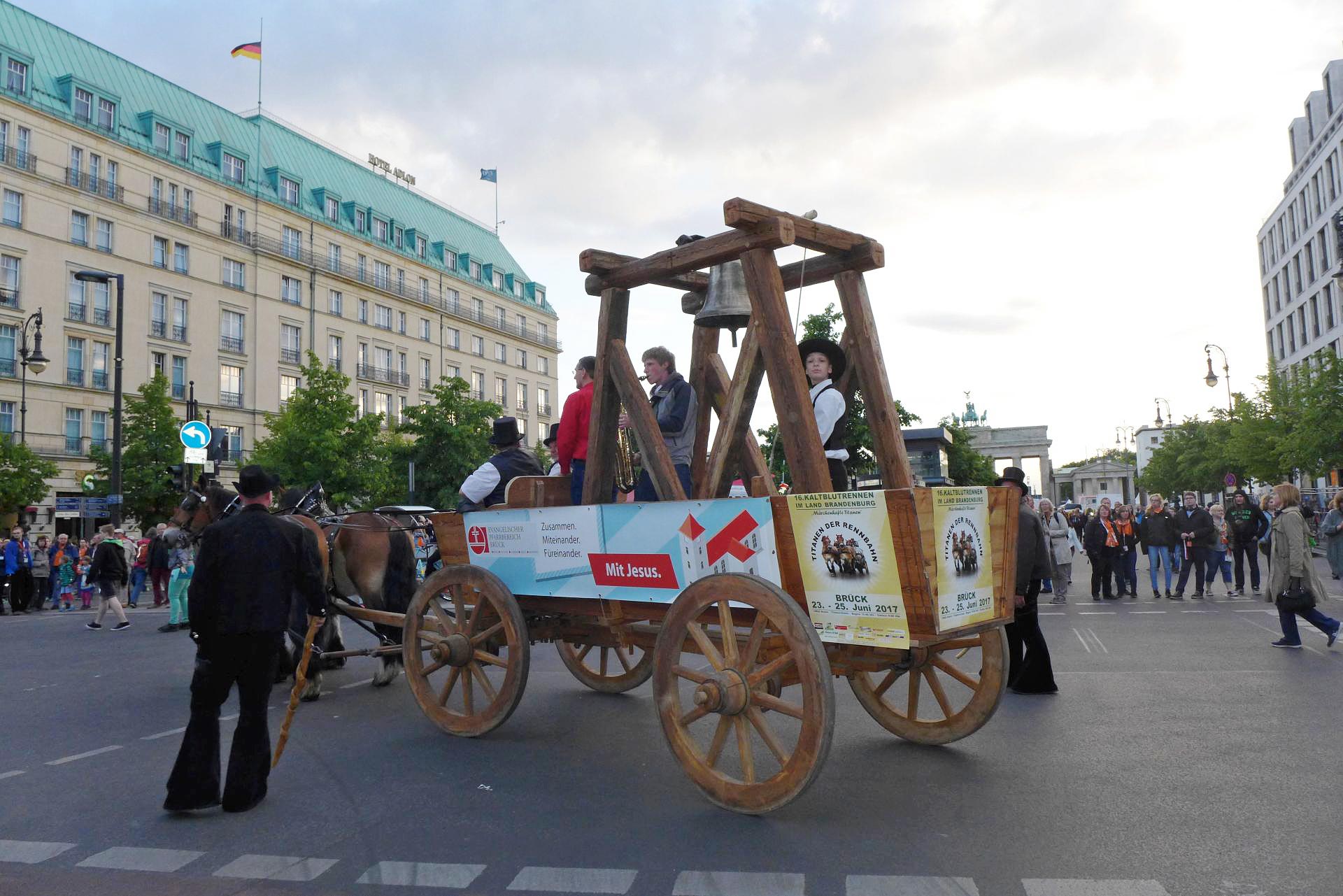Pferdeglockenprozession vor dem Brandenburger Tor - Kirchentag 2017 in Berlin