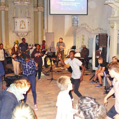 Gemeinsamer Tanz bei der Kinder- und Jugendwoche 2017