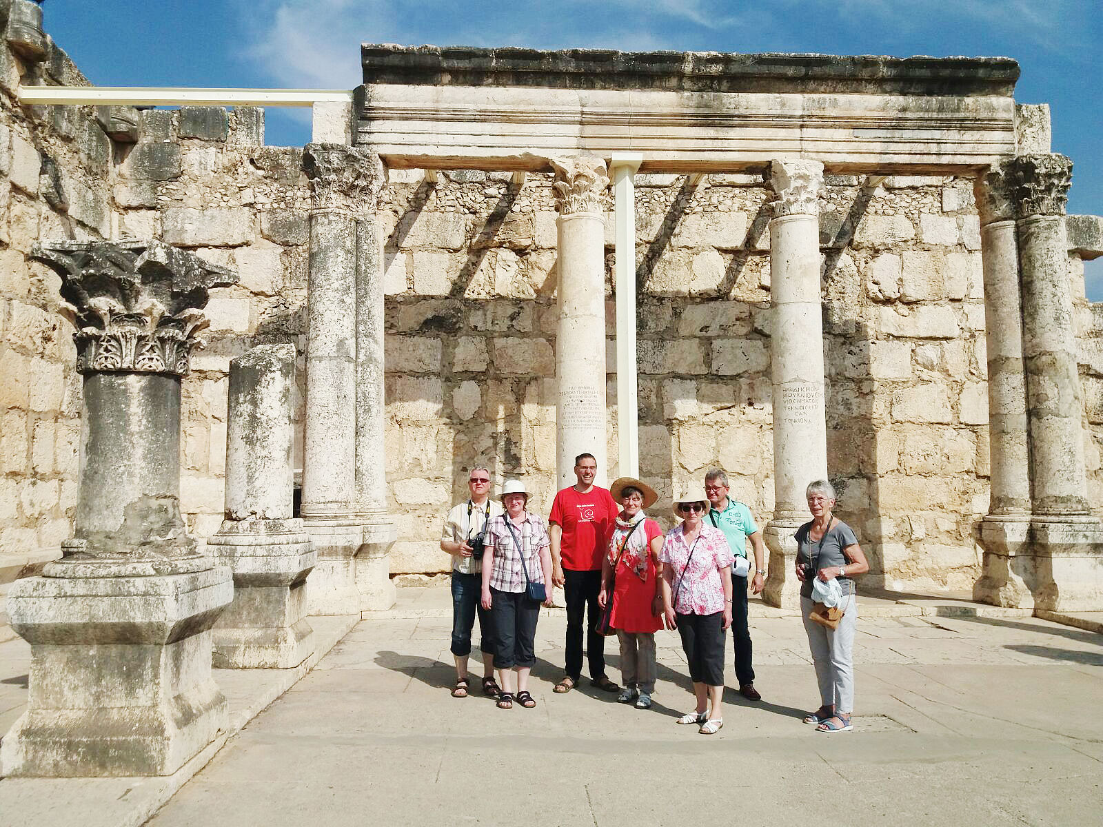 Reise nach Israel 2017: Gruppe in der historischen Synagoge von Kapernaum