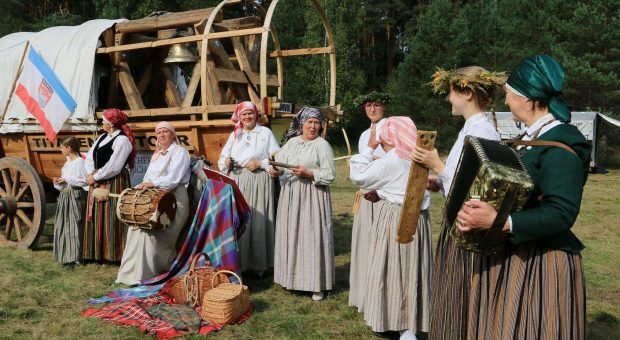 Einheimische empfangen uns - Titanen on tour in Estland
