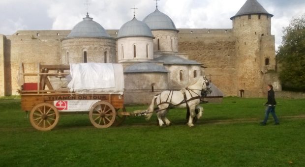 Glocke in der Burg Ivangorod - Titanen on tour in Russland