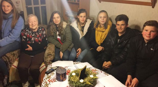 Adventsingen - Jugendliche mit der Weihnachtsbotschaft zu Besuch bei älteren Menschen