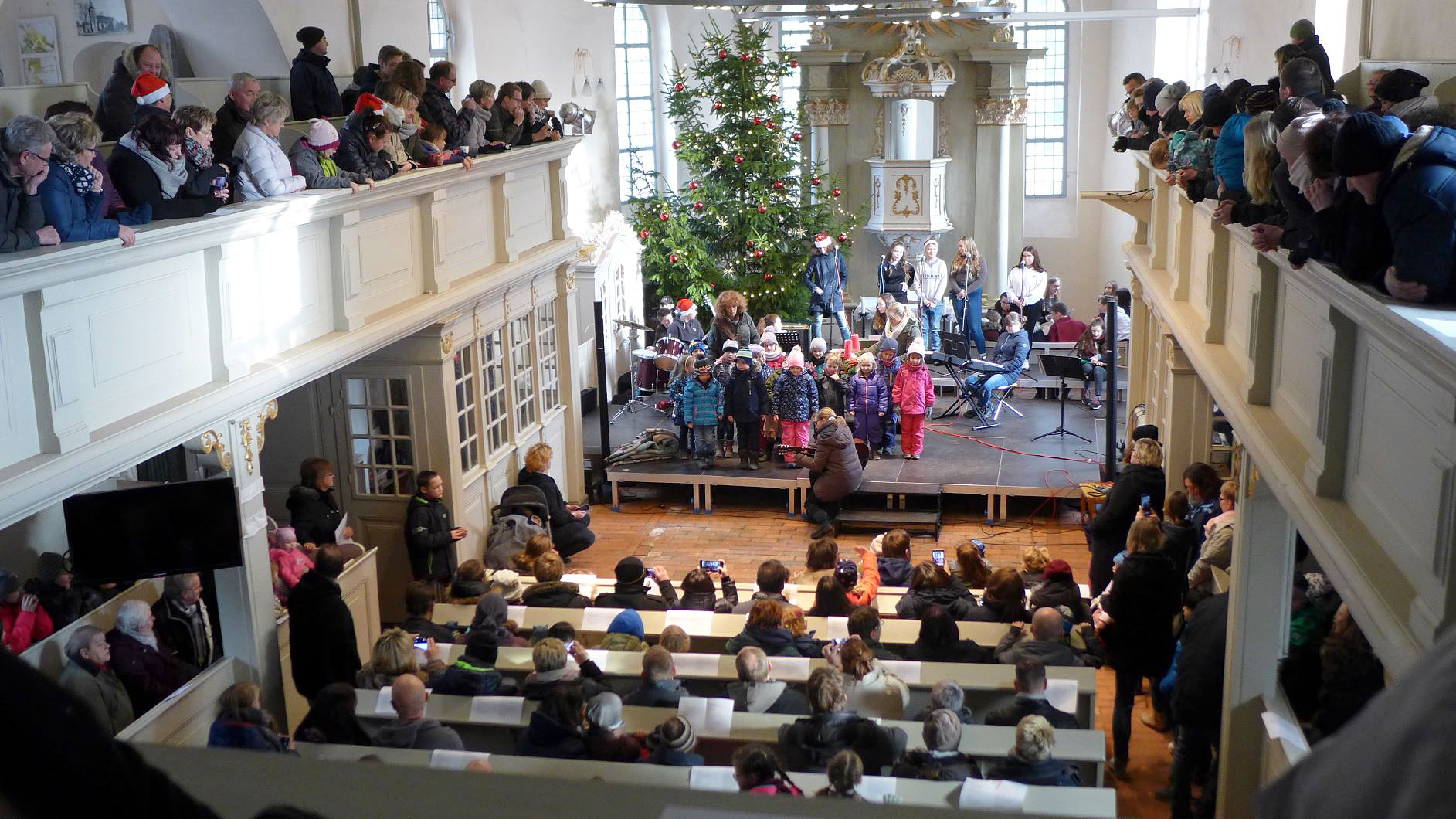 volle Kirche beim Weihnachtskonzert - Weihnachtskonzert in der Lambertuskirche 2018