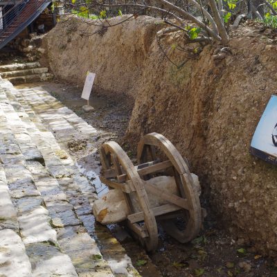Israel - ausgegrabener Teich Siloah in der Davidstadt (Jerusalem) mit Steintransportmittel