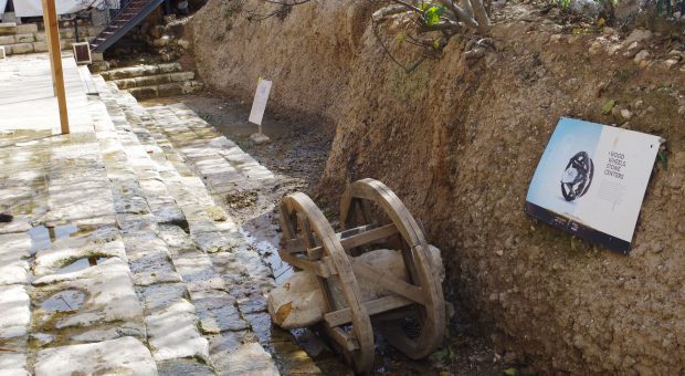 Israel - ausgegrabener Teich Siloah in der Davidstadt (Jerusalem) mit Steintransportmittel