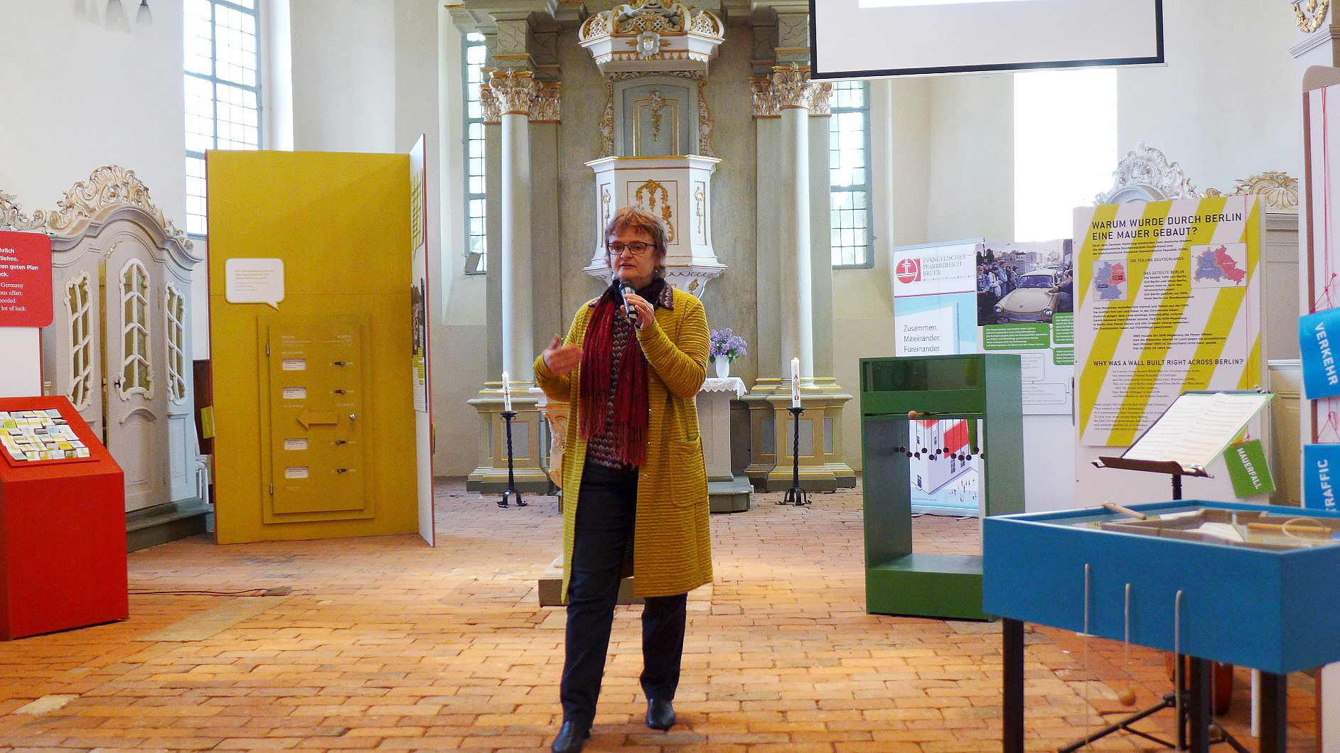 Maria Nooke erläutert und eröffnet die Ausstellung „Komm doch mal rüber“ in Brück