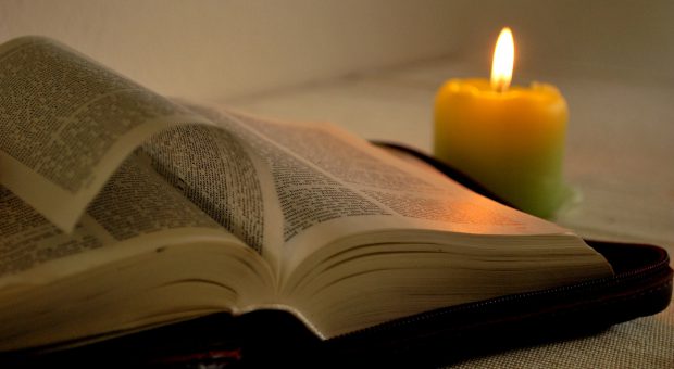 Kerze und Bibel